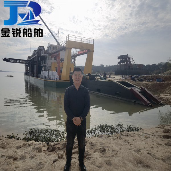 湖南洞庭湖大型全電動(dòng)挖泥船安裝現(xiàn)場